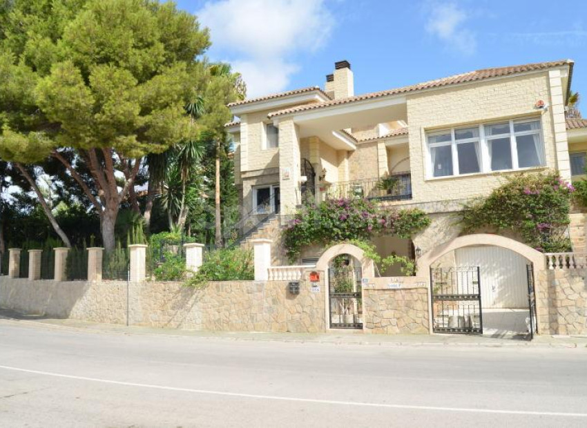Resale - Villa -
Dehesa de Campoamor - Campoamor