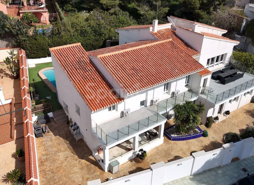 Resale - Villa -
Dehesa de Campoamor - Campoamor