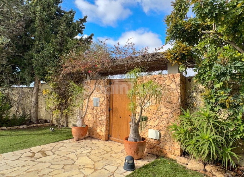 Resale - Villa -
Dehesa de Campoamor - Campoamor