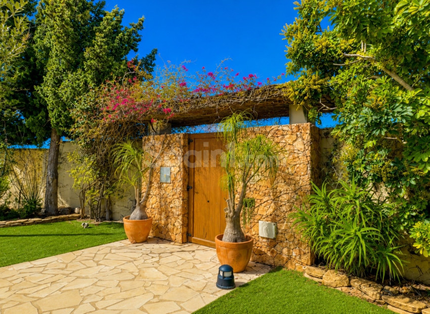 Resale - Villa -
Dehesa de Campoamor - Campoamor
