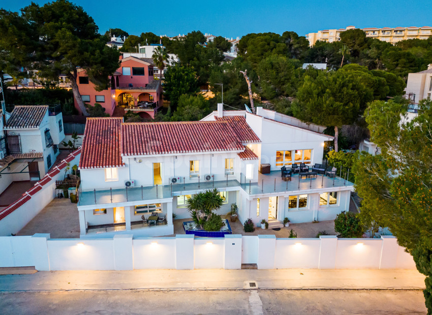 Resale - Villa -
Dehesa de Campoamor - Campoamor