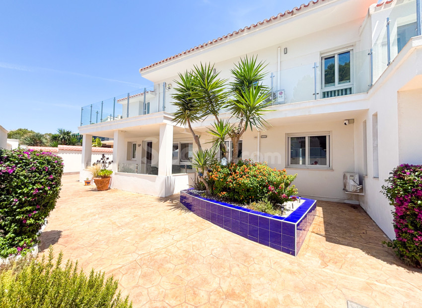 Resale - Villa -
Dehesa de Campoamor - Campoamor