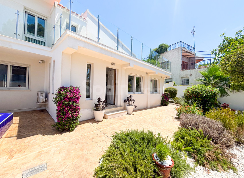 Resale - Villa -
Dehesa de Campoamor - Campoamor