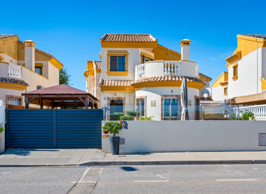 Resale - Villa -
El Raso