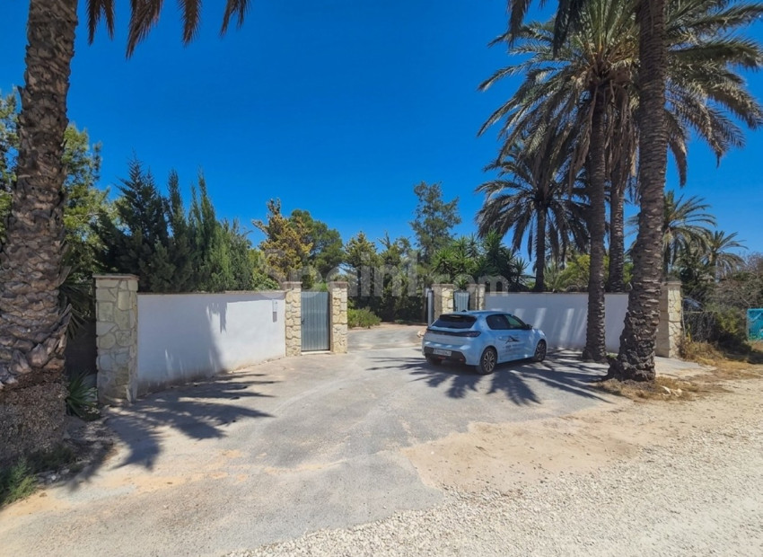 Resale - Villa -
Elche