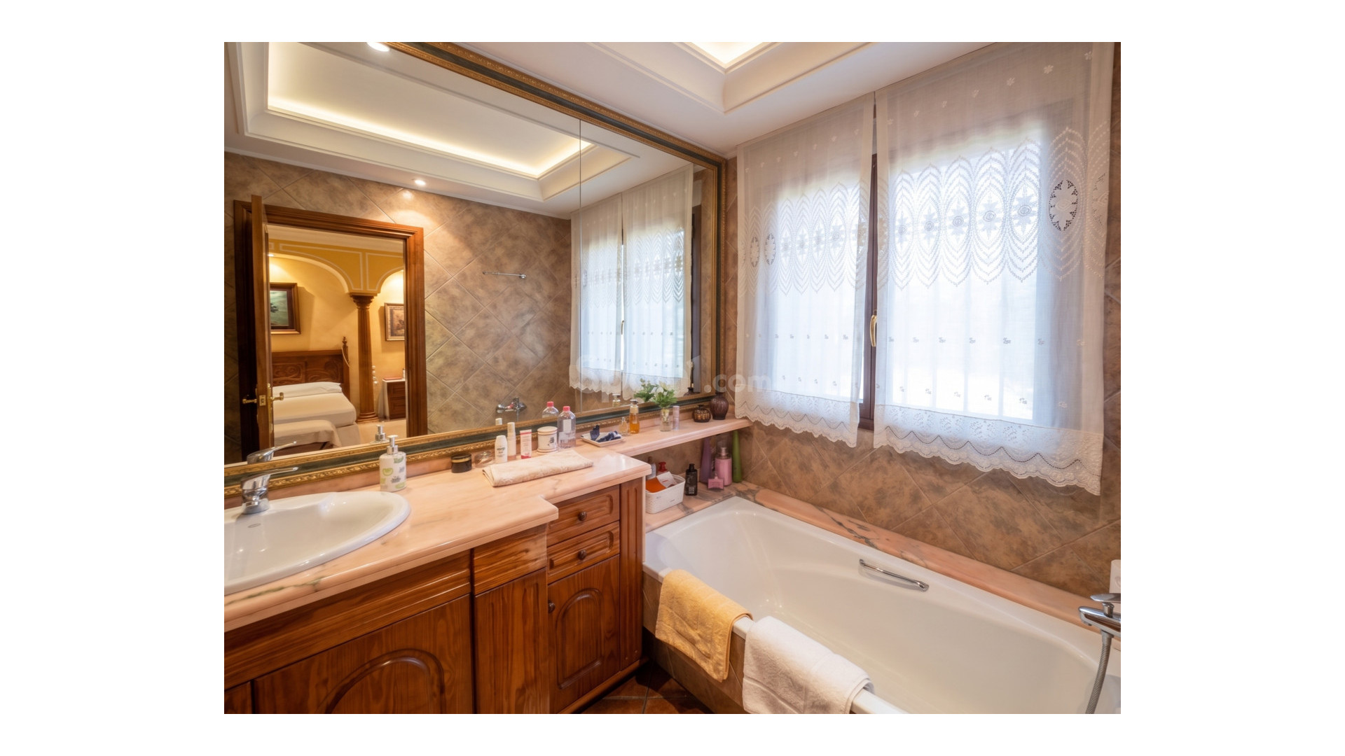 Resale - Villa -
Elche