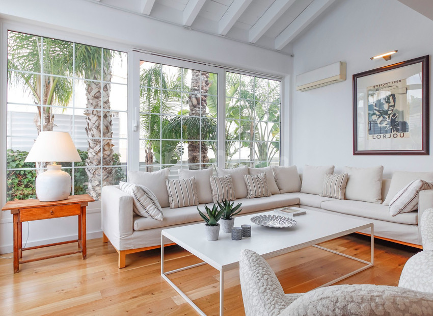 Resale - Villa -
La Marina