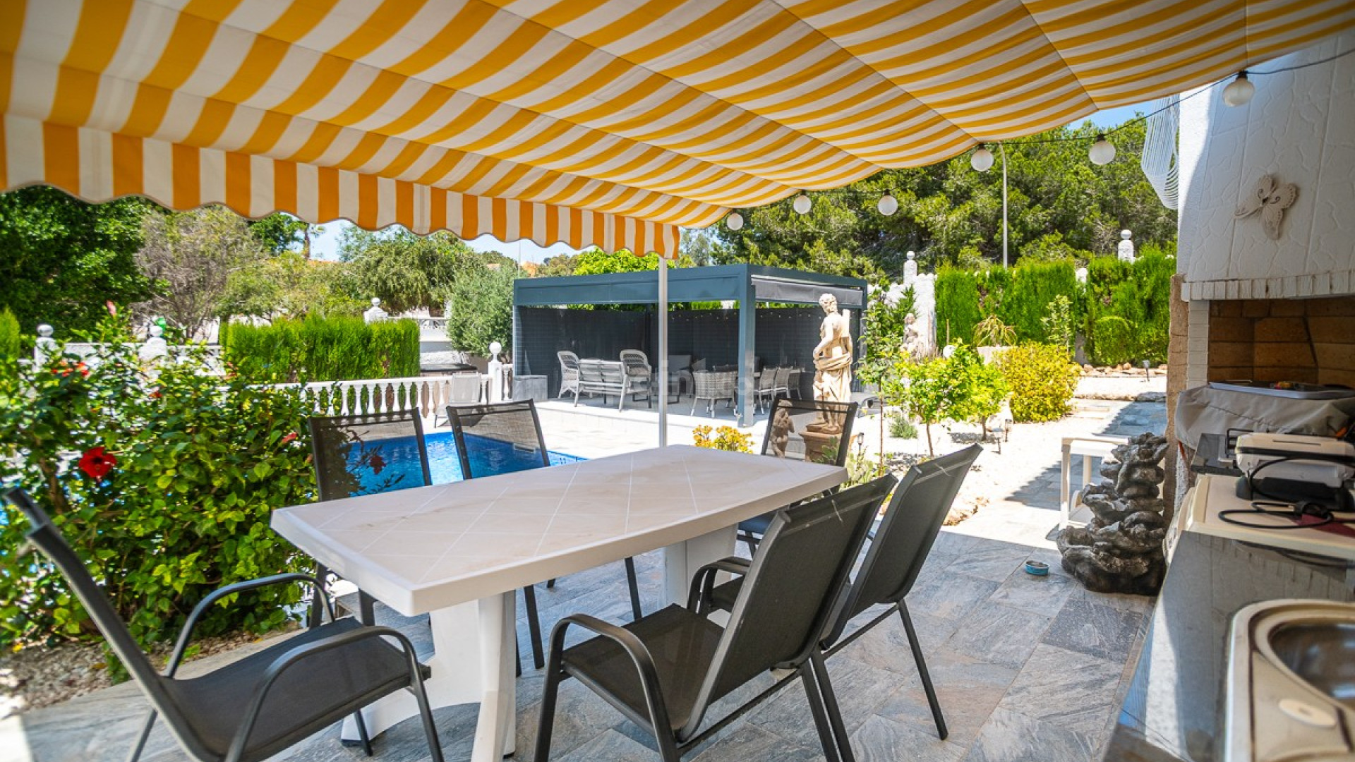 Resale - Villa -
La Marina