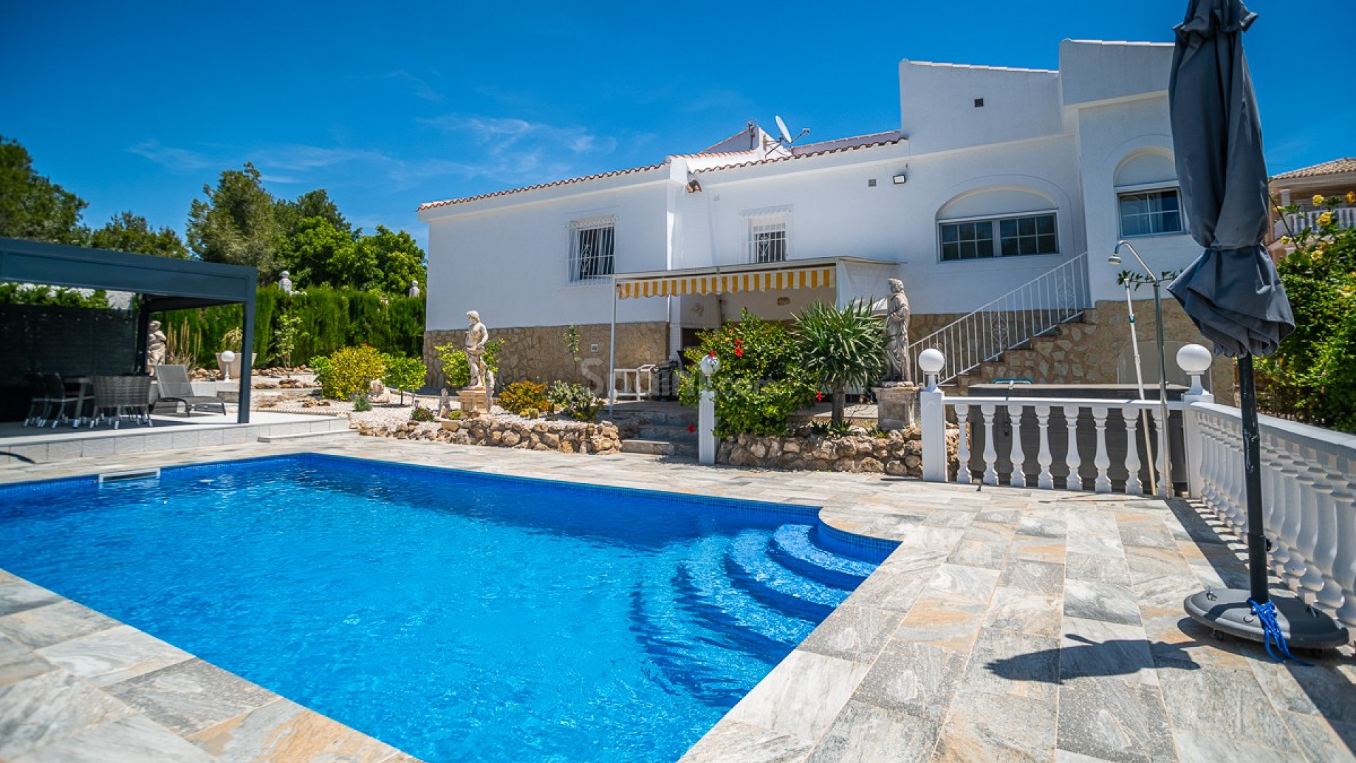 Resale - Villa -
La Marina