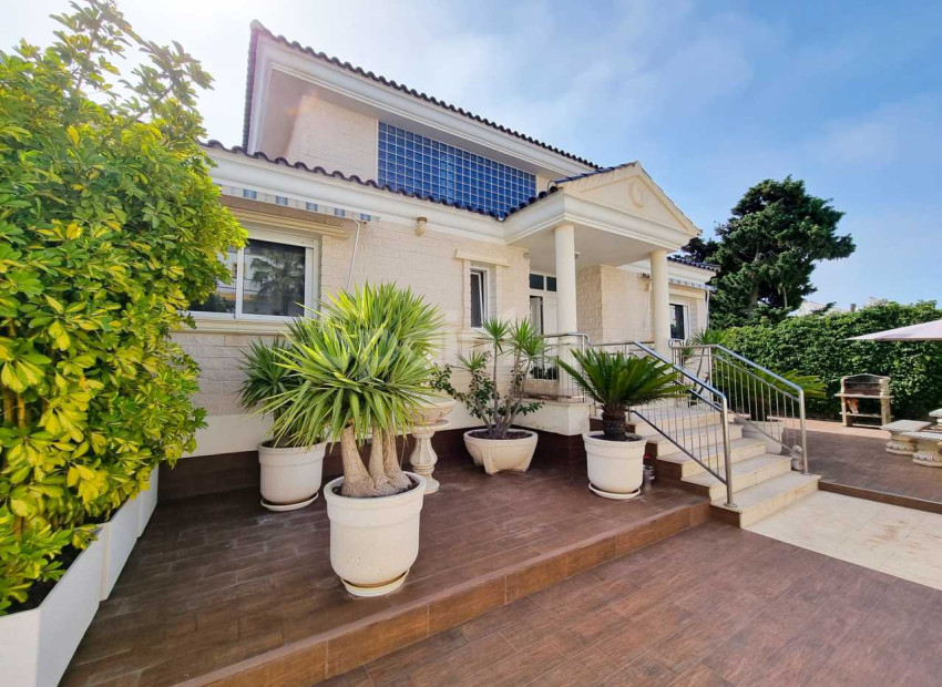 Resale - Villa -
La Mata