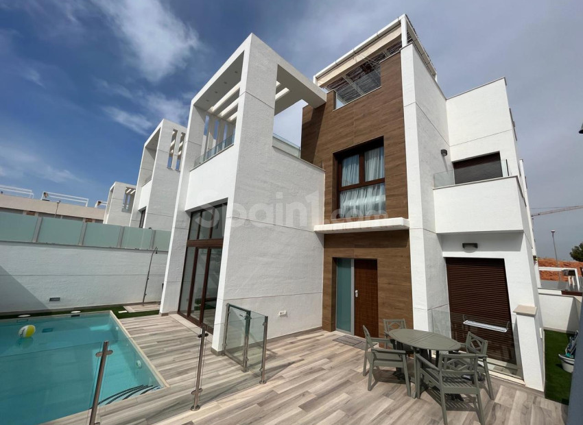 Resale - Villa -
Los Altos