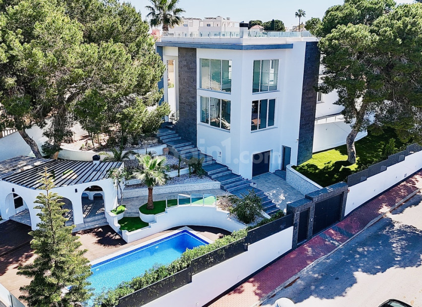 Resale - Villa -
Los Balcones