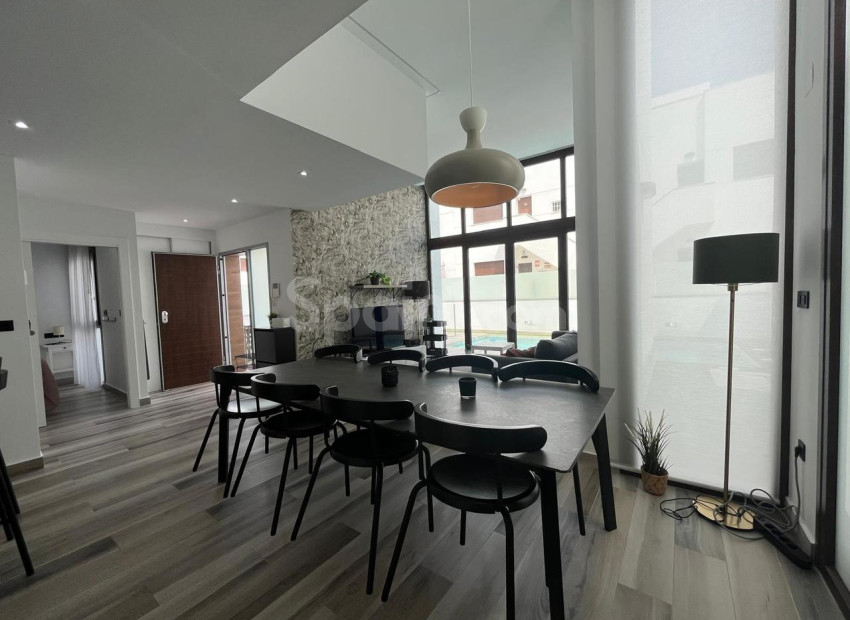 Resale - Villa -
Los Balcones