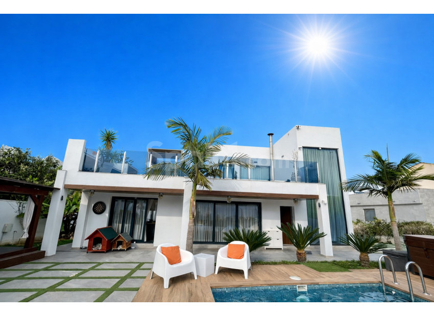 Resale - Villa -
Los Balcones