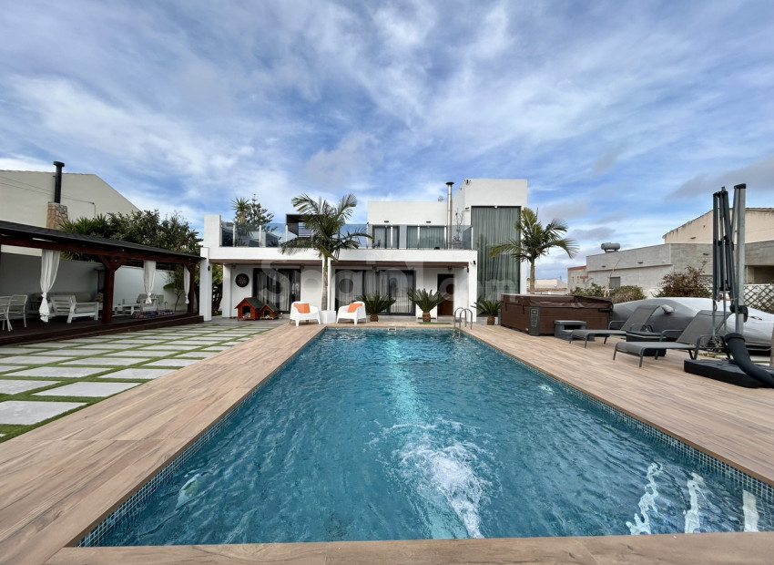 Resale - Villa -
Los Balcones