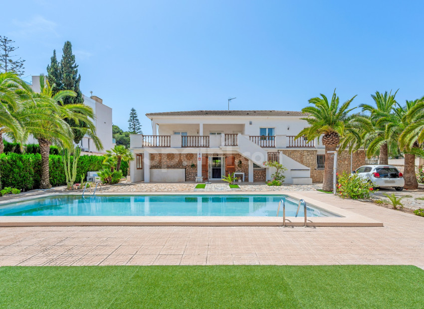 Resale - Villa -
Orihuela Costa - La Zenia