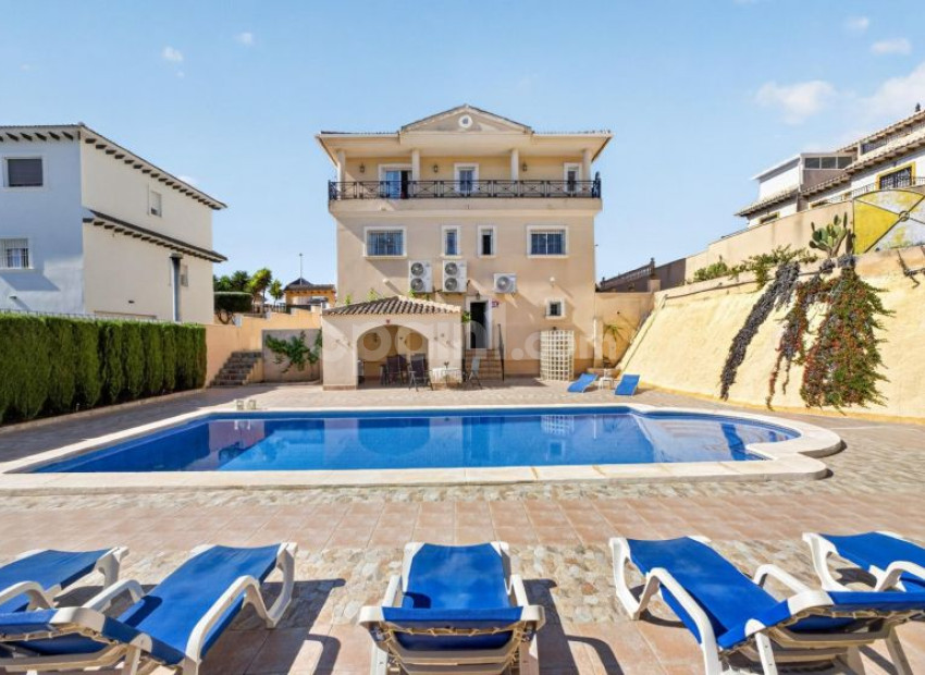 Resale - Villa -
Orihuela Costa - La Zenia