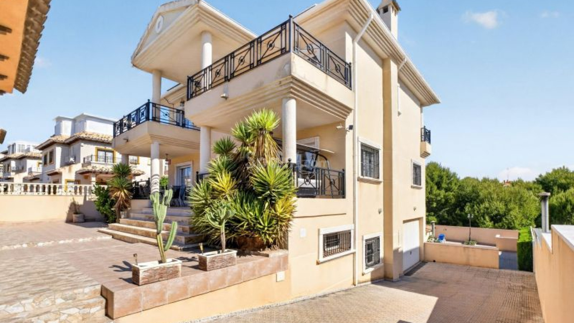 Resale - Villa -
Orihuela Costa - La Zenia