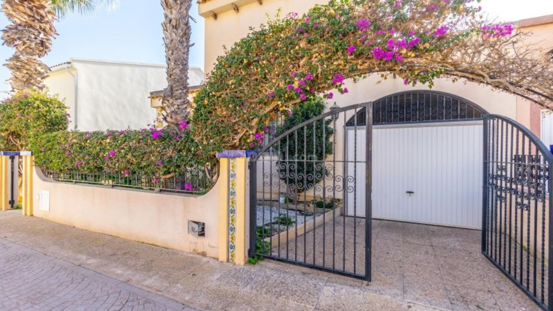 Resale - Villa -
Orihuela Costa - Playa Flamenca