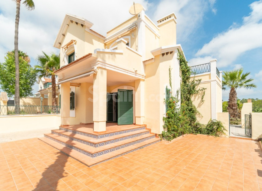 Resale - Villa -
Orihuela Costa - Villamartin