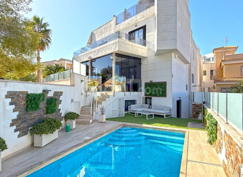 Resale - Villa -
Orihuela Costa - Villamartin