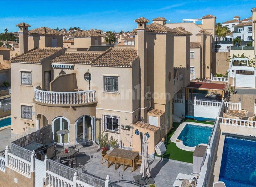 Resale - Villa -
ORIHUELA COSTA - Villamartin