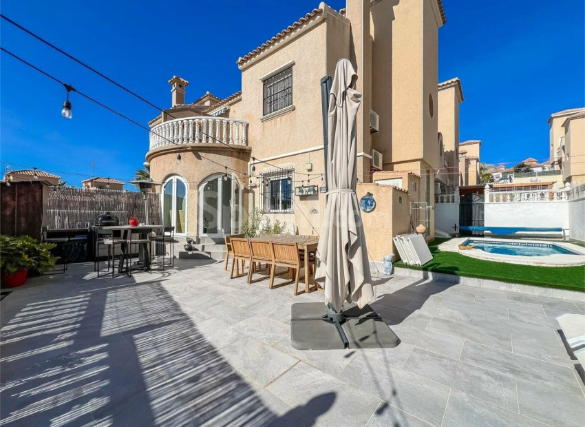 Resale - Villa -
ORIHUELA COSTA - Villamartin