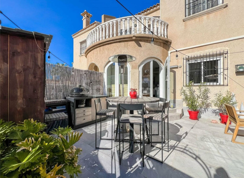 Resale - Villa -
ORIHUELA COSTA - Villamartin