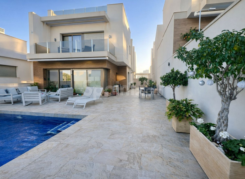 Resale - Villa -
Orihuela Costa