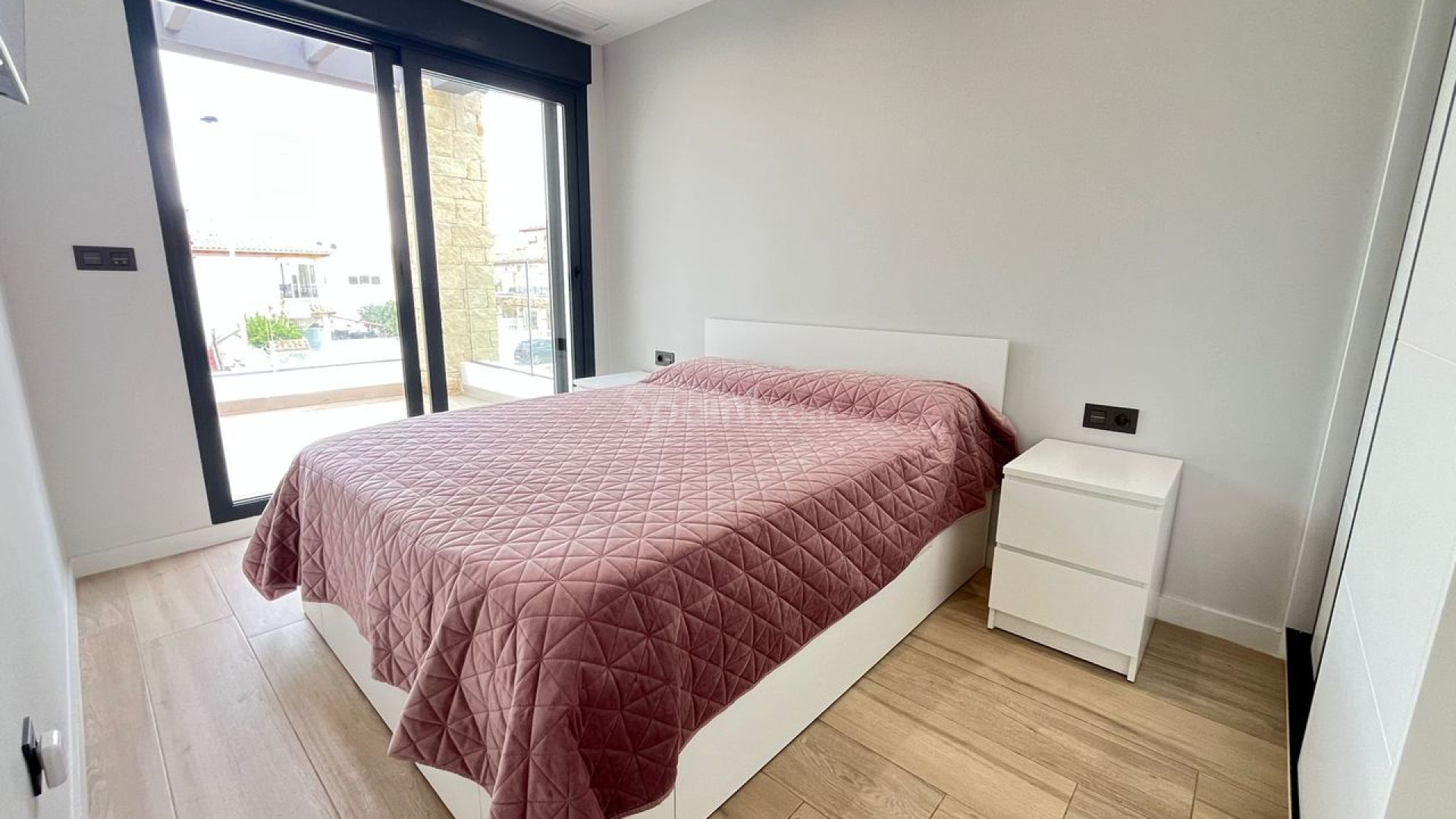 Resale - Villa -
Punta Prima