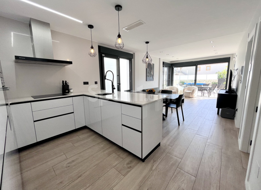 Resale - Villa -
Punta Prima