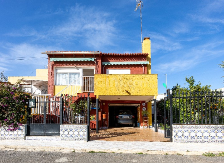 Resale - Villa -
Punta Prima