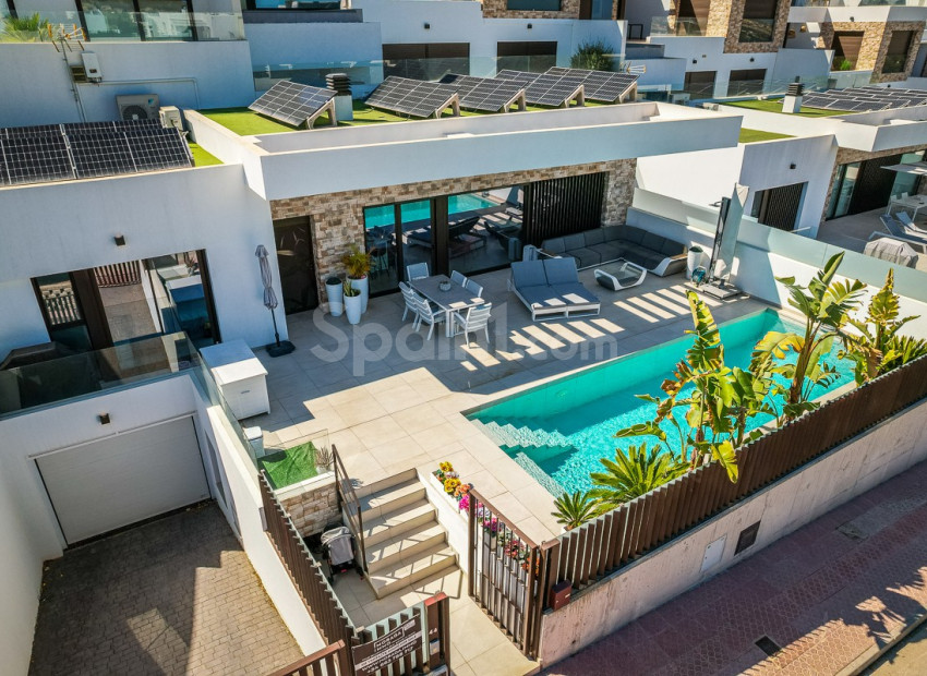 Resale - Villa -
ROJALES