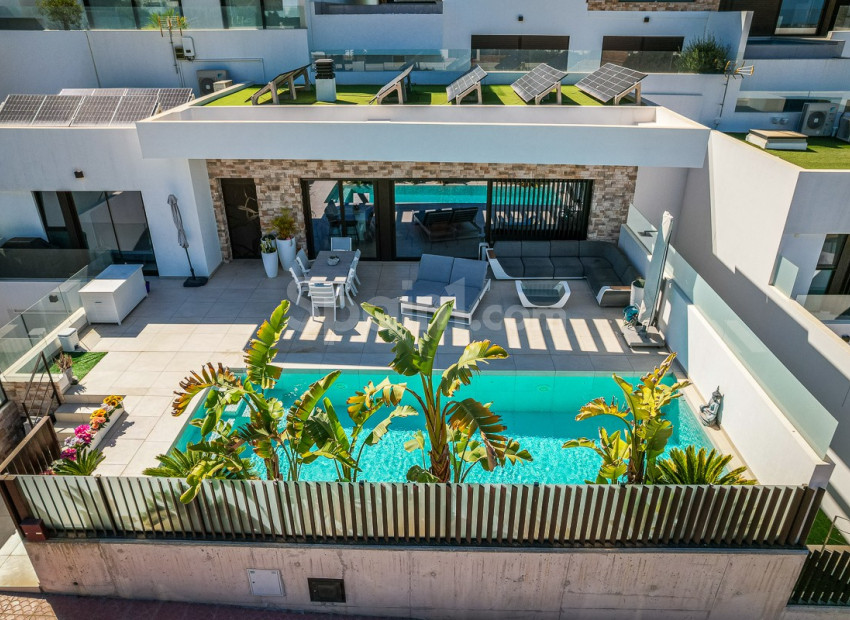 Resale - Villa -
ROJALES