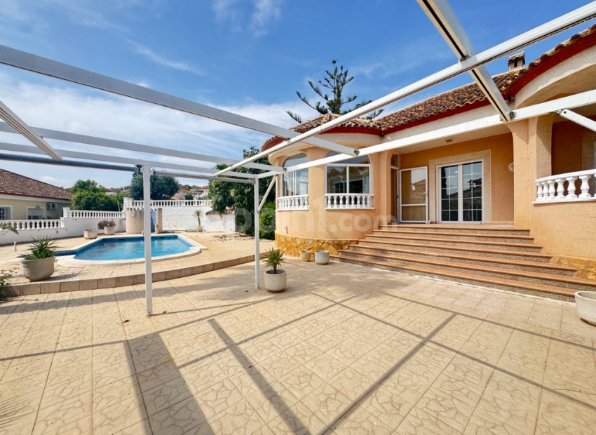 Resale - Villa -
San Miguel - San Miguel De Salinas