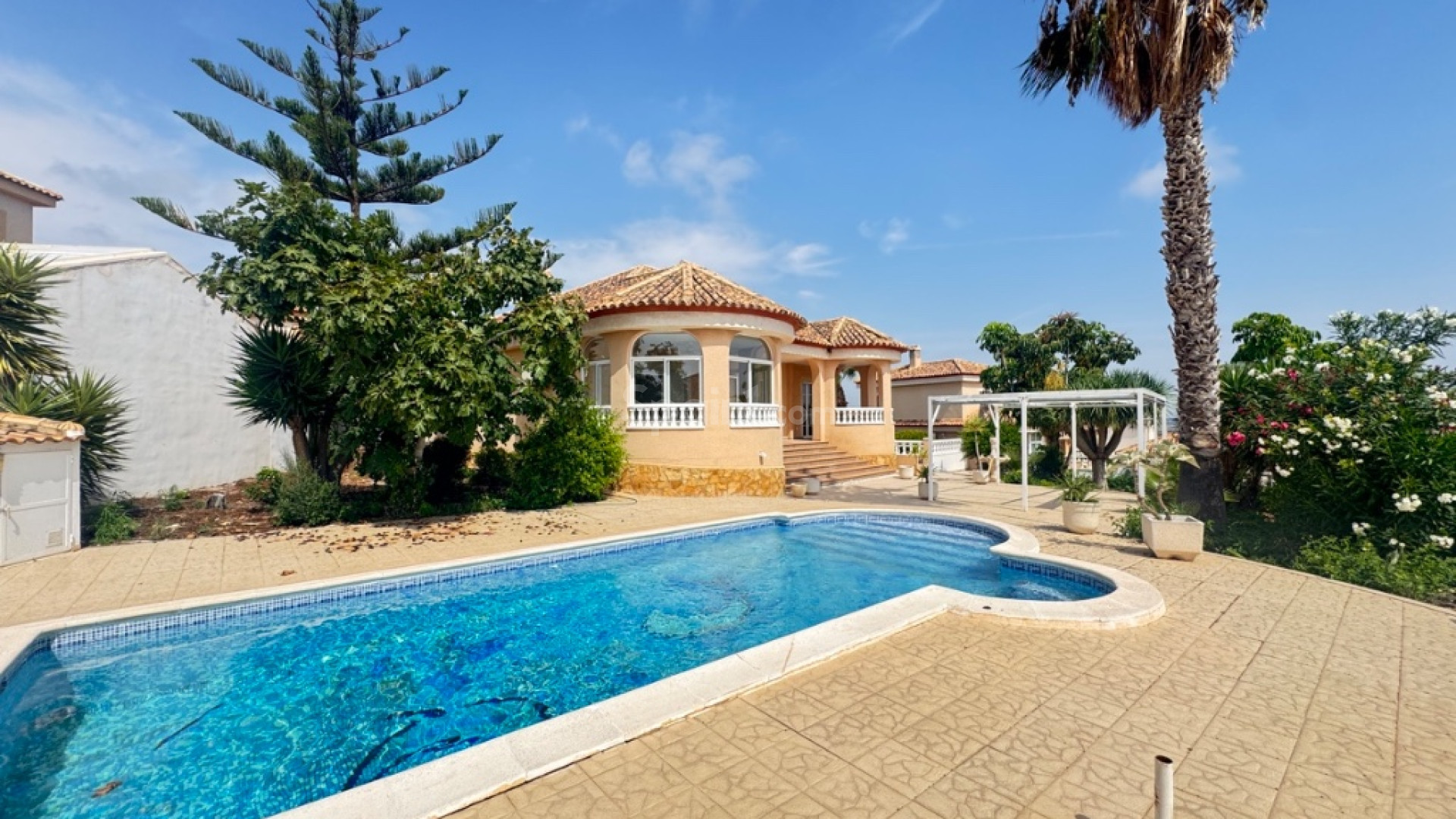 Resale - Villa -
San Miguel - San Miguel De Salinas