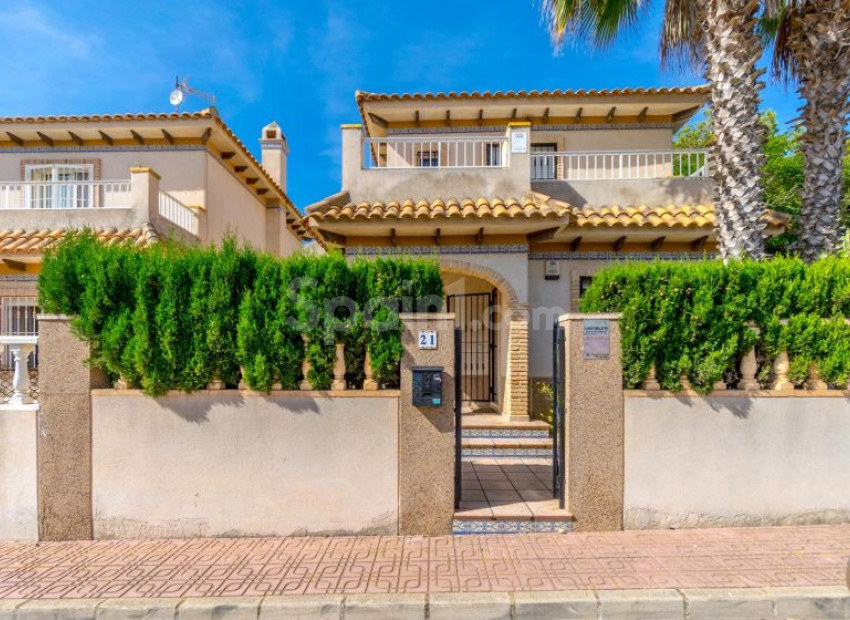 Resale - Villa -
Torrevieja - La Rosaleda