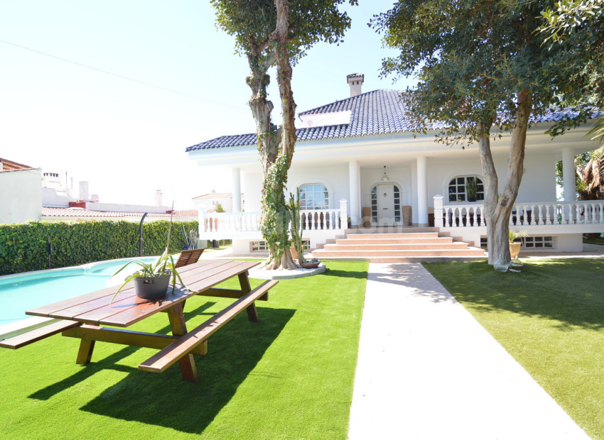 Resale - Villa -
Torrevieja