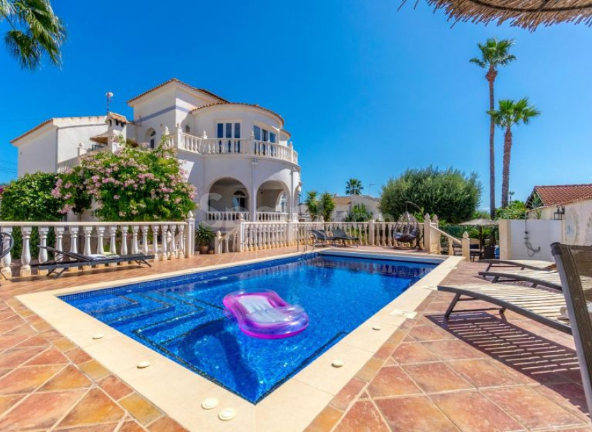 Resale - Villa -
Torrevieja