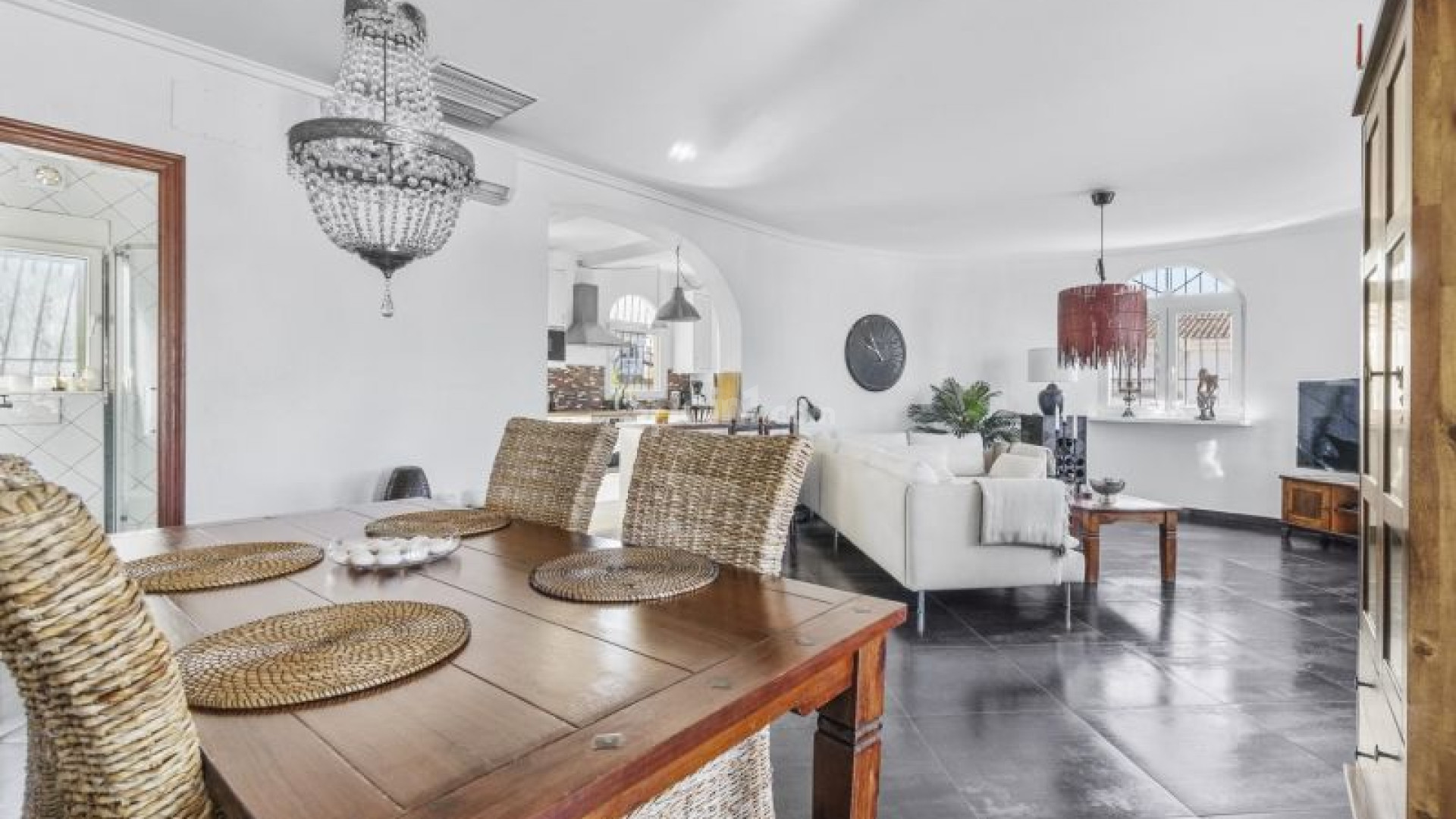 Resale - Villa -
Torrevieja