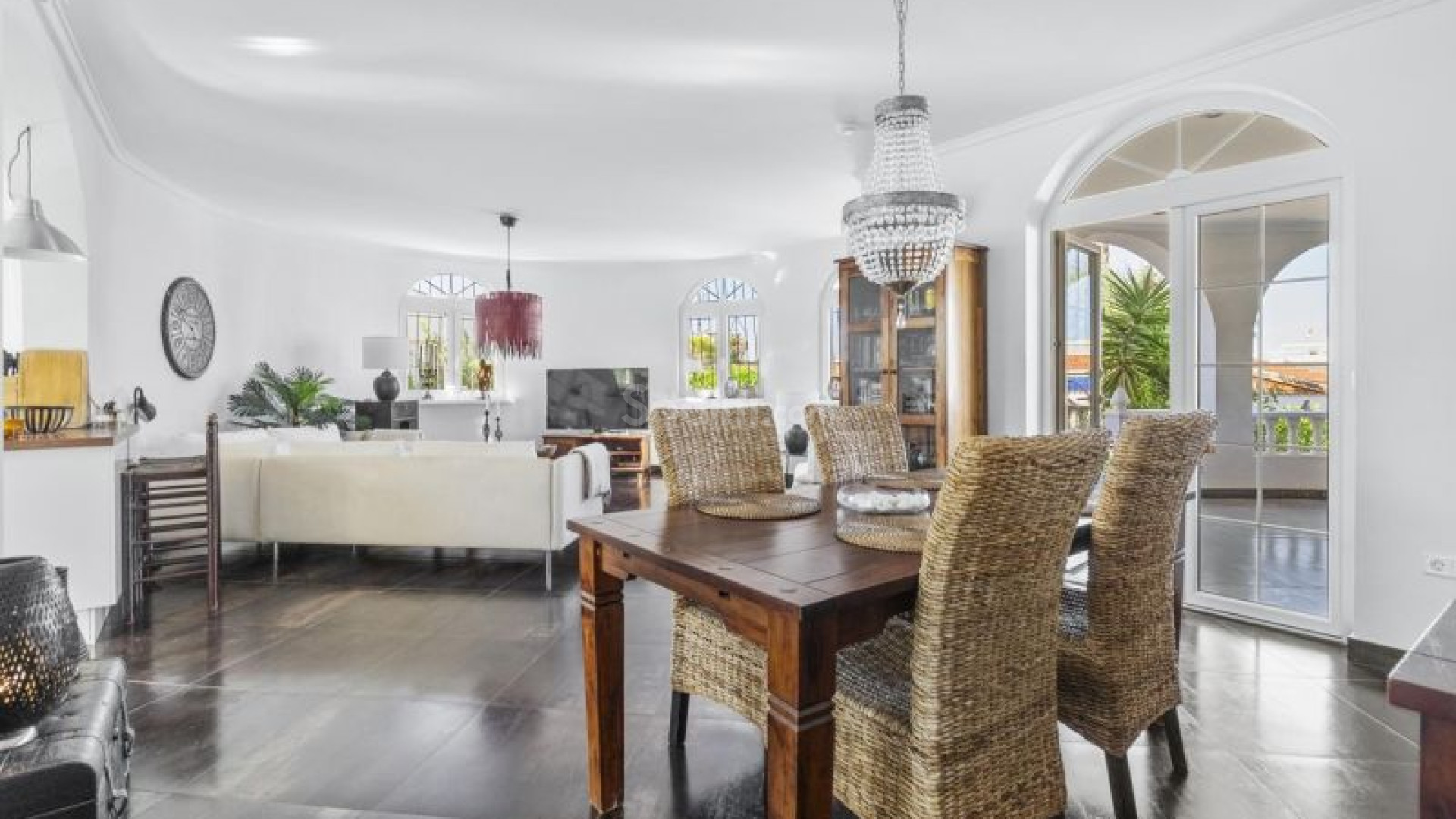 Resale - Villa -
Torrevieja