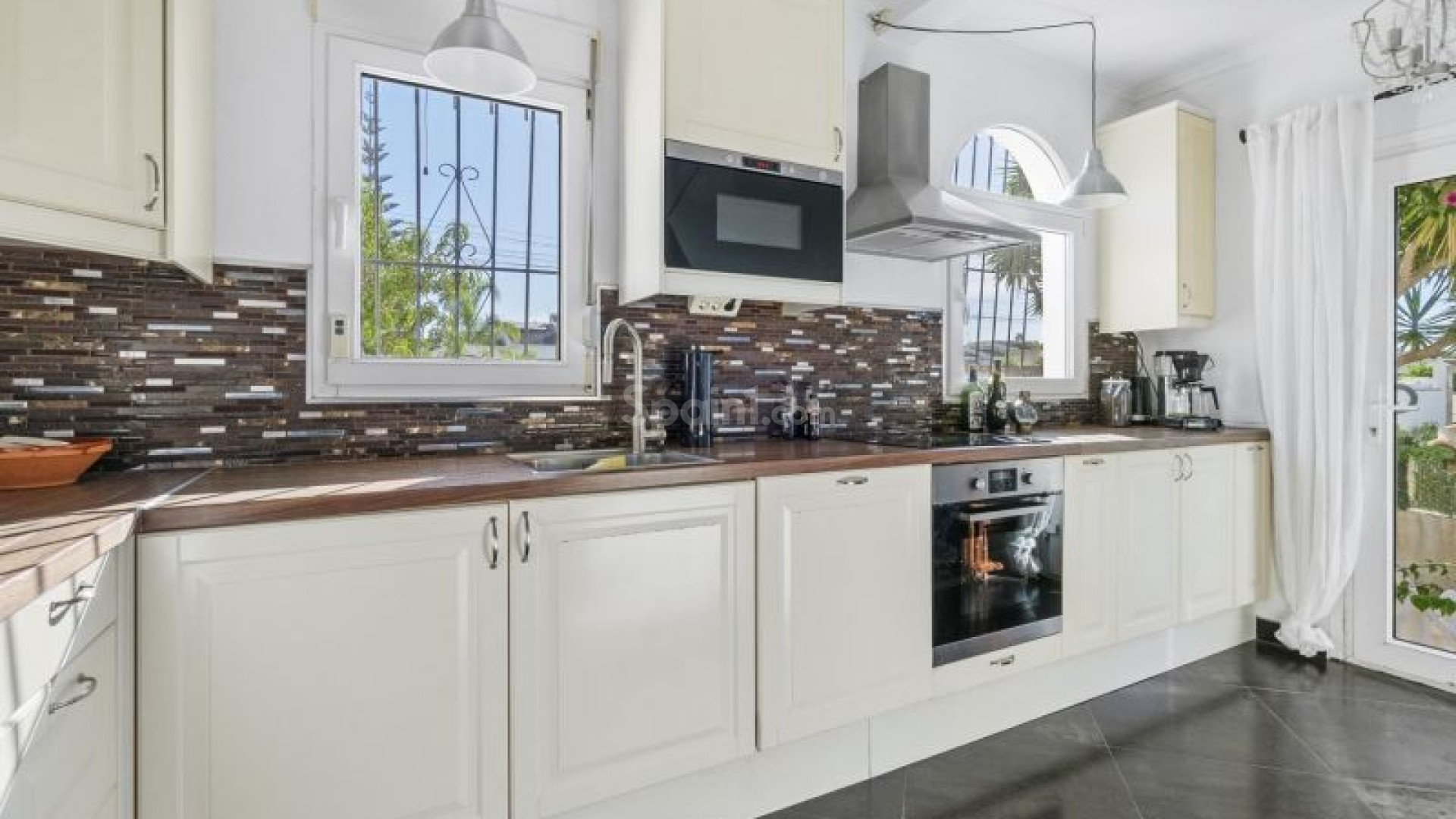 Resale - Villa -
Torrevieja