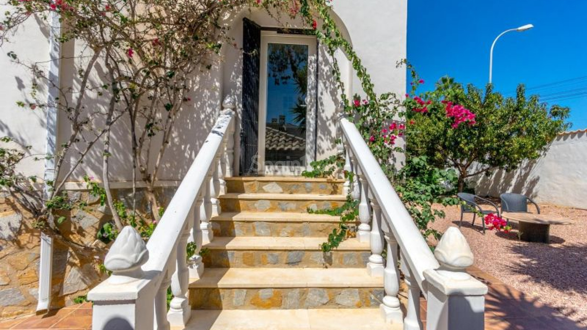 Resale - Villa -
Torrevieja