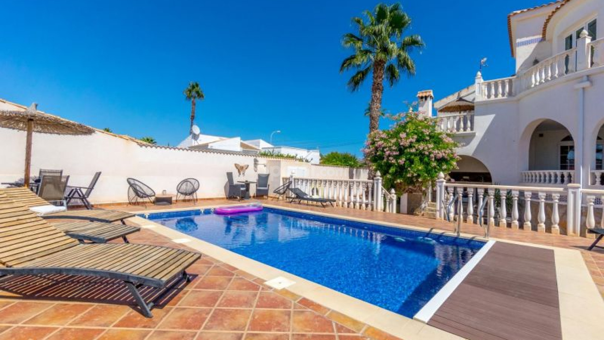 Resale - Villa -
Torrevieja