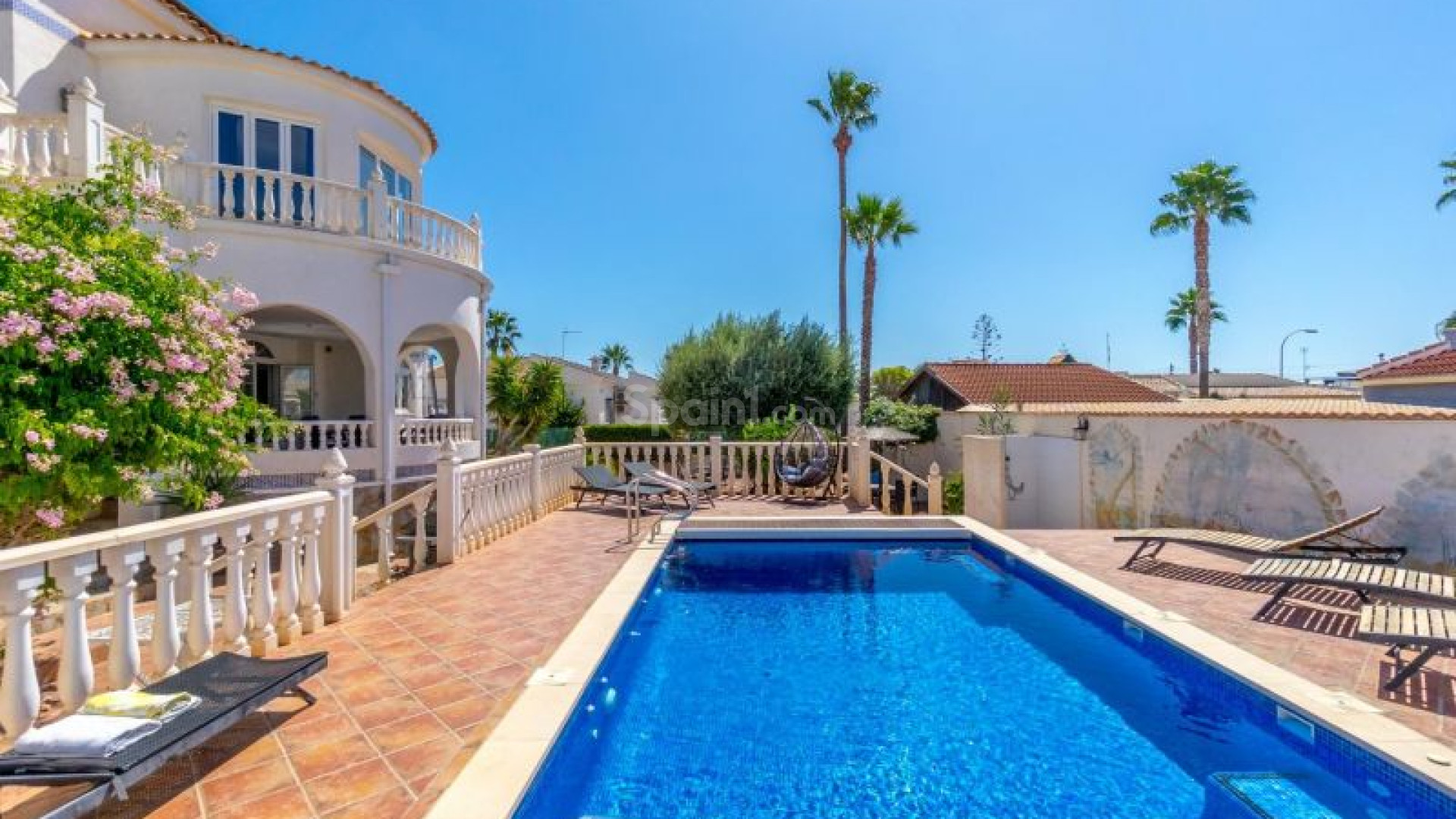 Resale - Villa -
Torrevieja