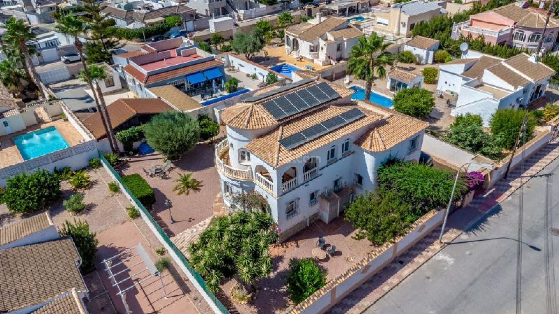 Resale - Villa -
Torrevieja