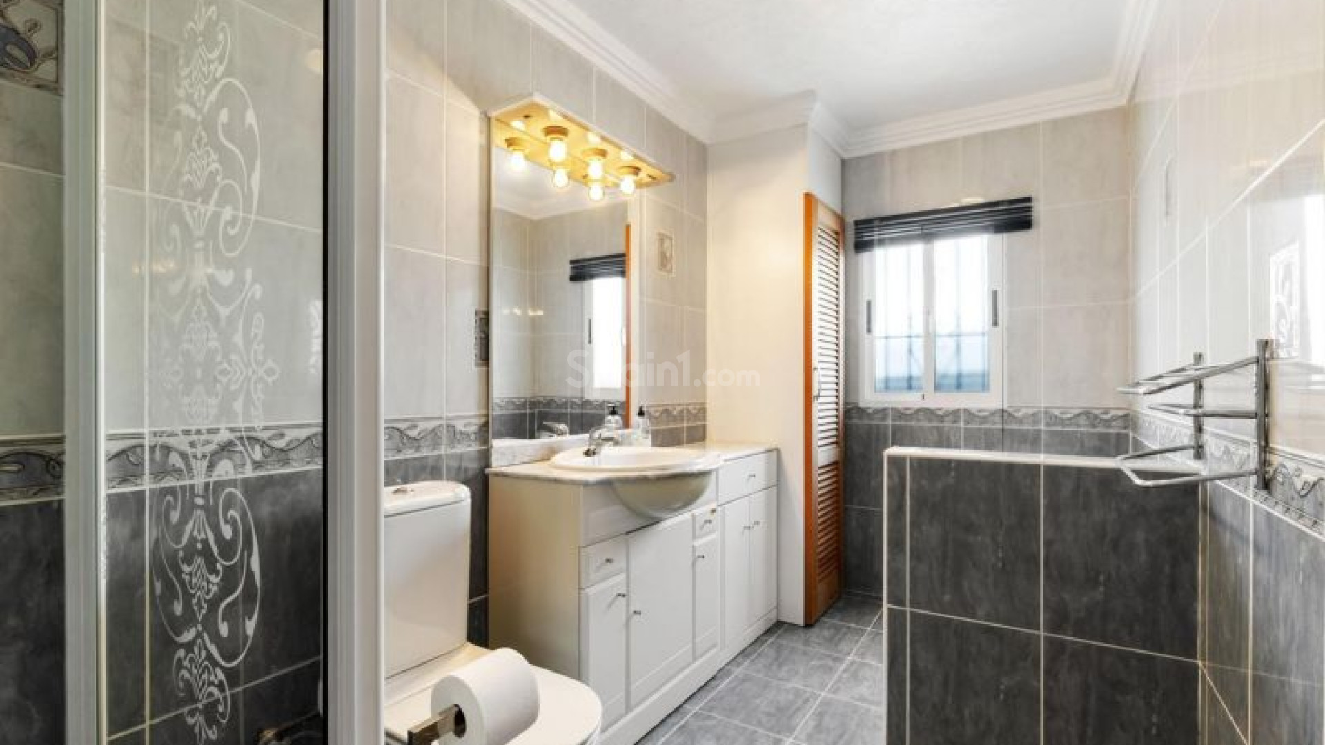 Resale - Villa -
Torrevieja