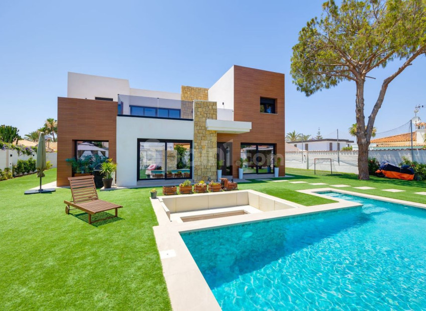 Resale - Villa -
Torrevieja