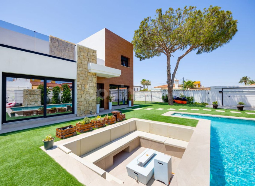 Resale - Villa -
Torrevieja