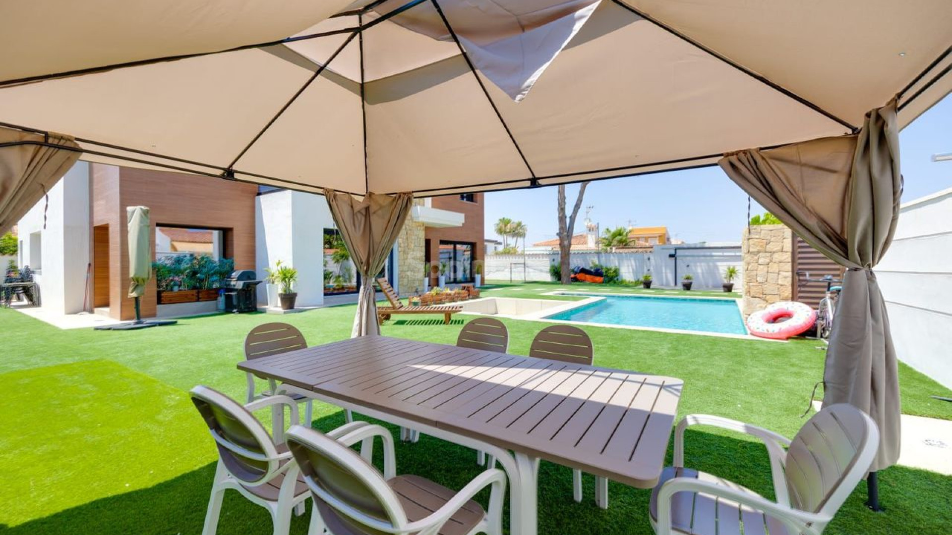 Resale - Villa -
Torrevieja
